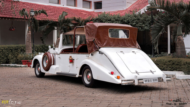 pre-wedding video shoot in royal vintage car provider